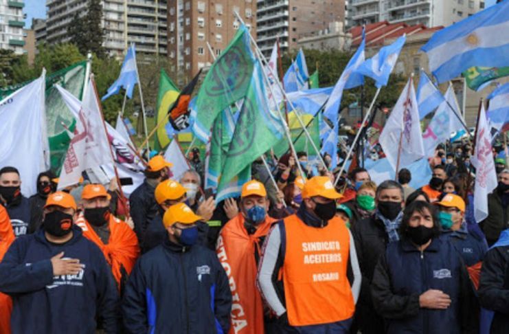 Recibidores de granos y aceiteros seguirán con la huelga en los puertos