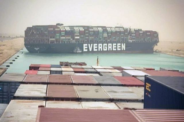 Un mega-barco de más de 200.000 toneladas bloquea el canal de Suez