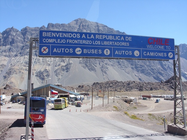 Chile reabrirá 10 fronteras terrestres con Argentina y Perú