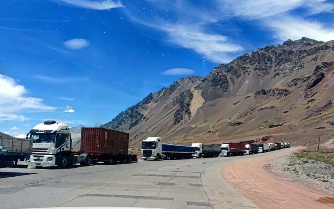 Camioneros protestaron frente a la embajada de Chile por choferes varados en Mendoza