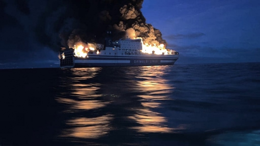 Barco incendiado en aguas griegas: buscan rescatar a dos personas que quedaron atrapadas