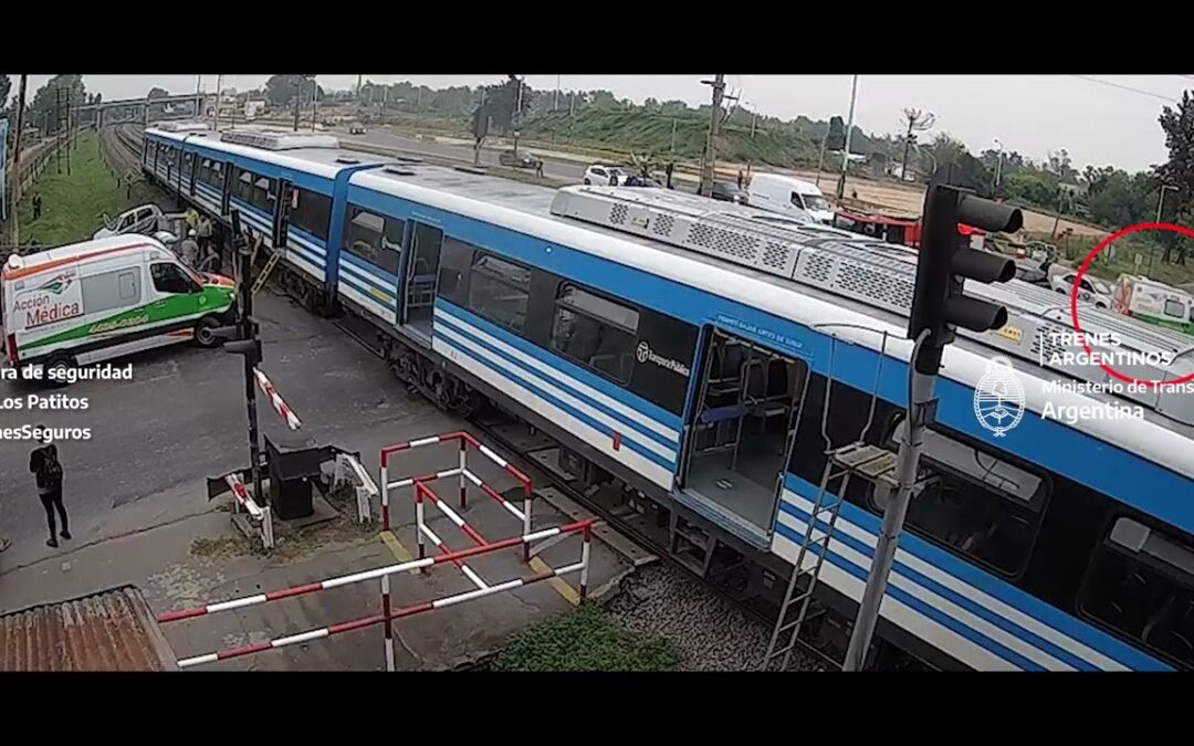 El auto sufrió un desperfecto sobre las vías y fue embestido por el tren: hay cinco heridos