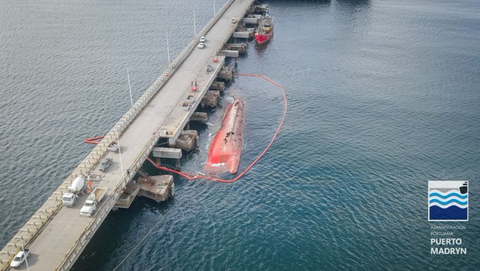Tratan de contener posibles derrames de contaminantes del pesquero hundido