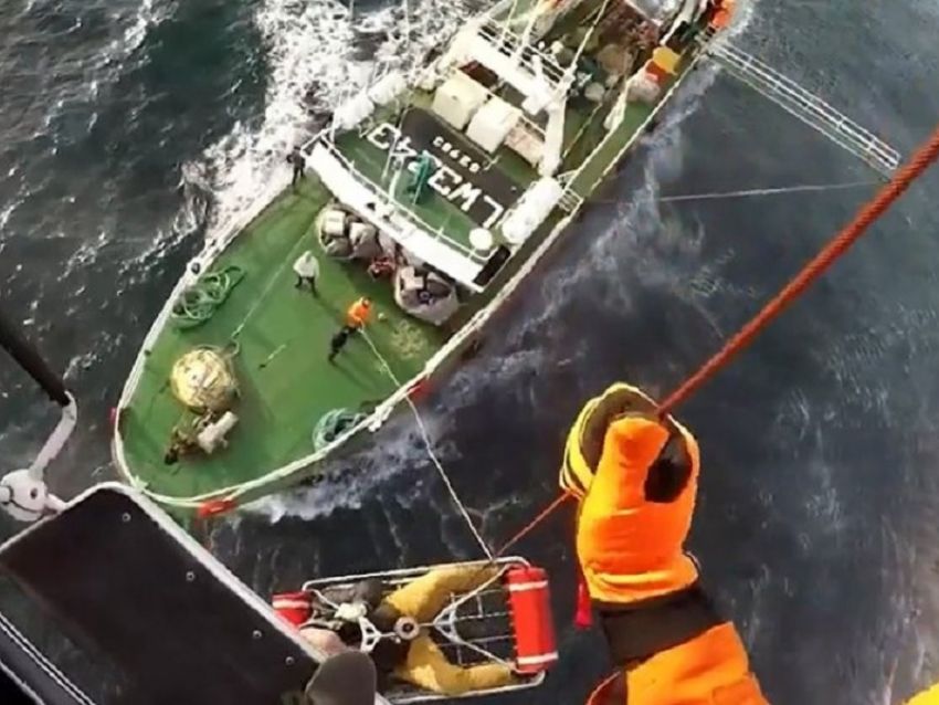 Evacuaron en helicóptero a un tripulante de un pesquero por una posible apendicitis