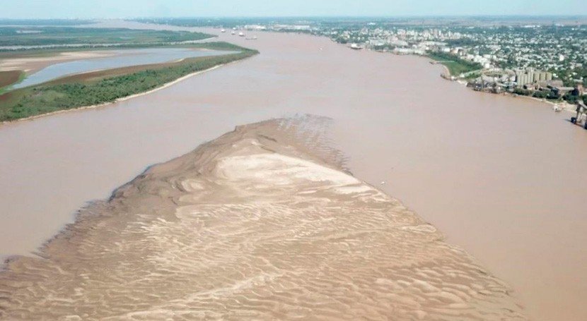Un barco paraguayo derramó combustible en el río Paraná