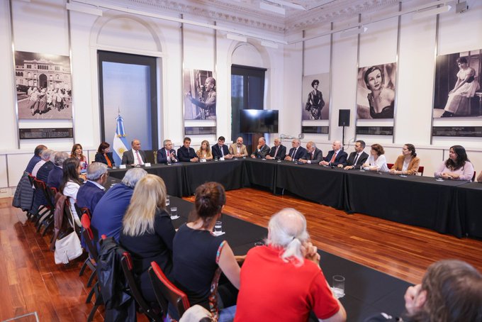 Acordaron un aumento del 20% del salario mínimo en cuatro tramos
