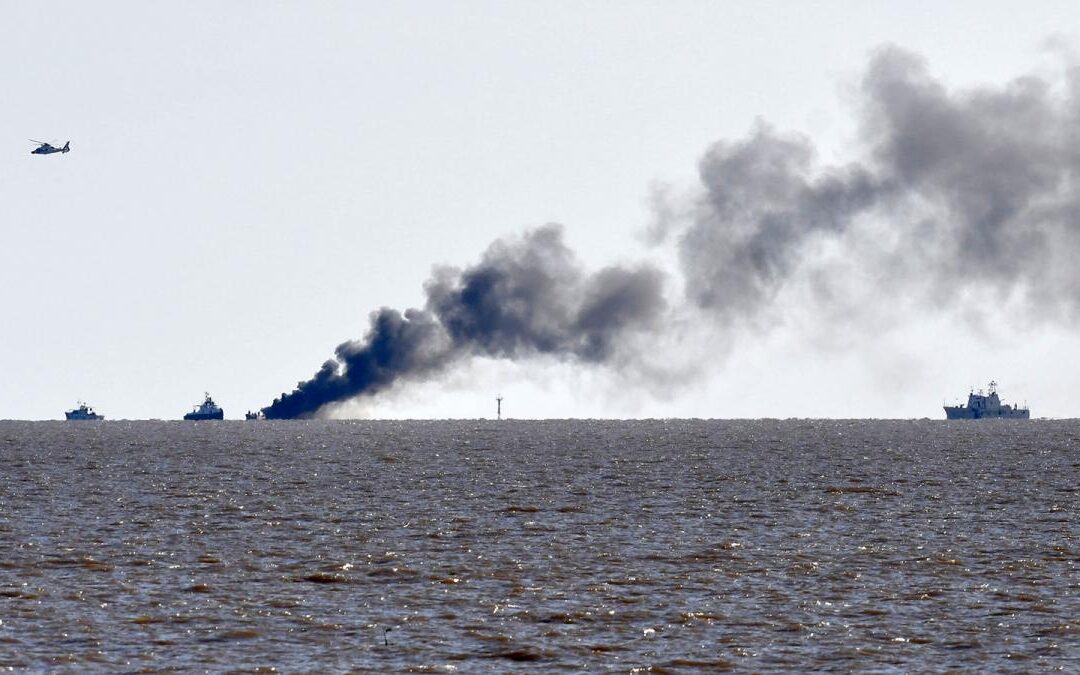 Rescataron a los tres tripulantes de la embarcación que se incendió en el Río de la Plata