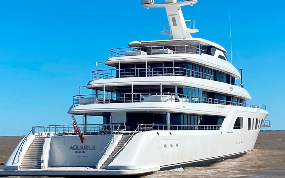 El emir de Qatar llegó con su yate al puerto de La Plata