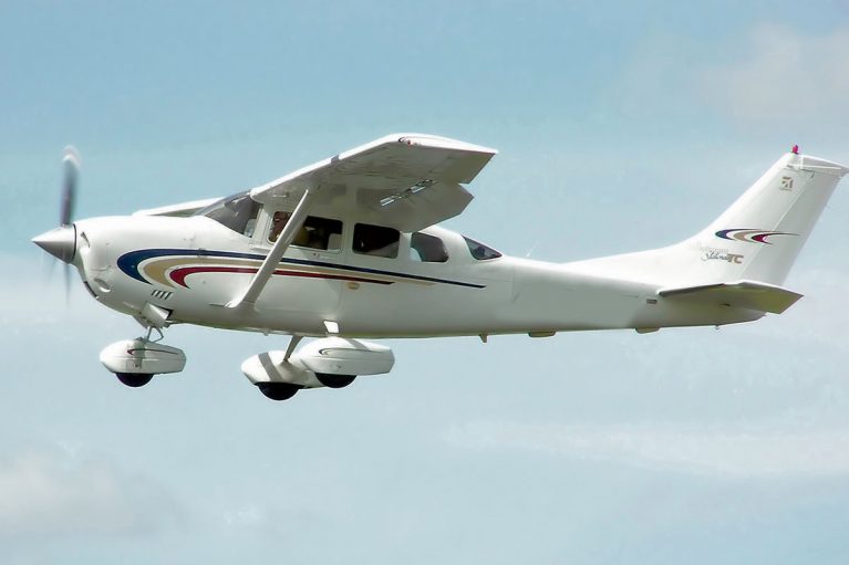 Robaron un avión, se estrellaron luego de despegar y murieron