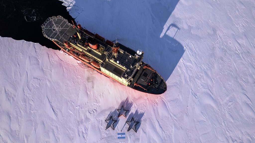 Los tripulantes del Irízar «dibujaron» en el hielo tres estrellas en honor a la Scaloneta