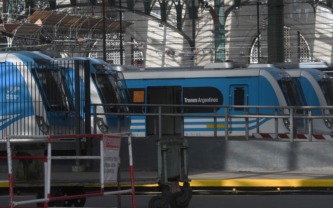 Vecinos cortaron las vías del tren Roca en protesta por la falta de energía eléctrica